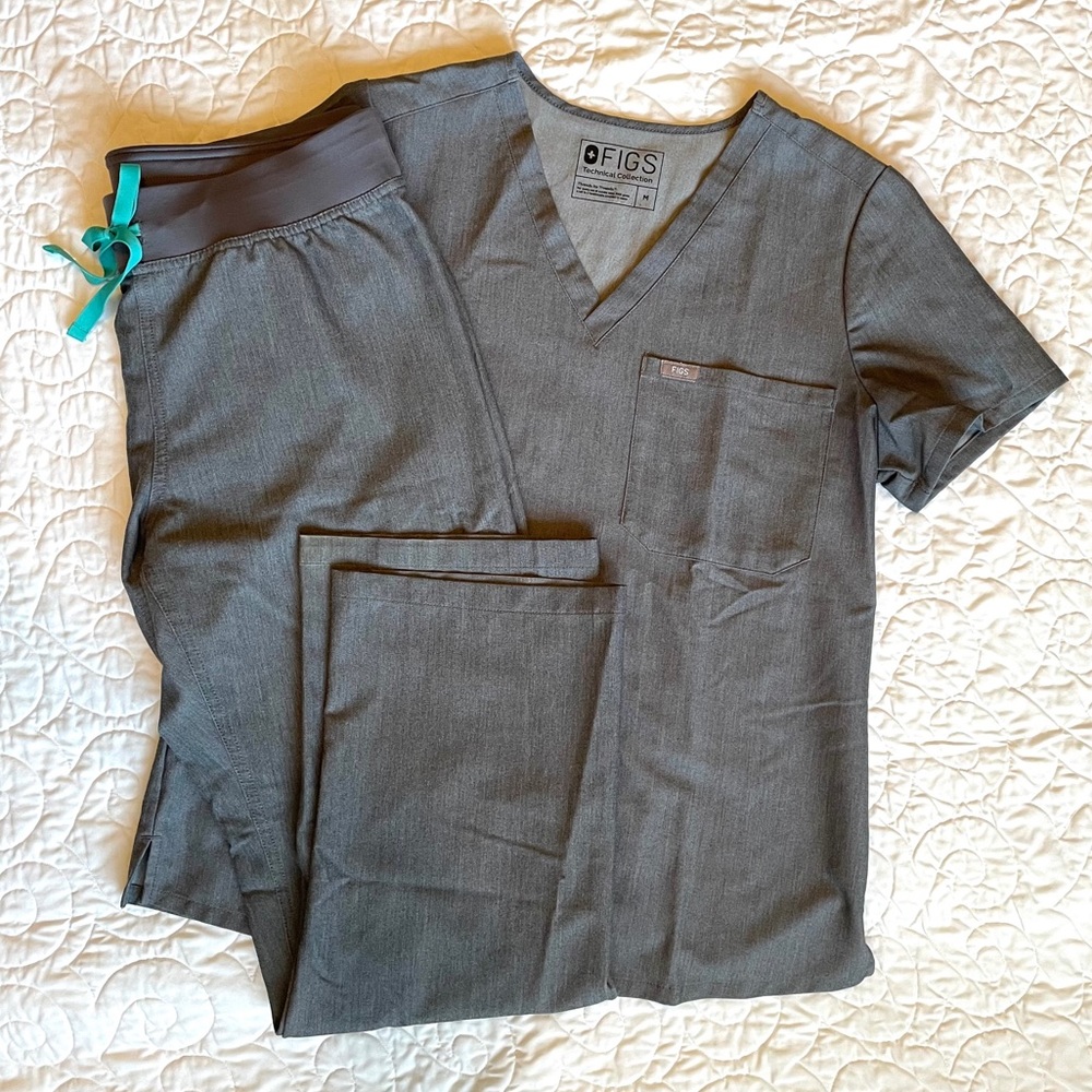 FIGS scrubs. Livingston / Catarina. Graphite.